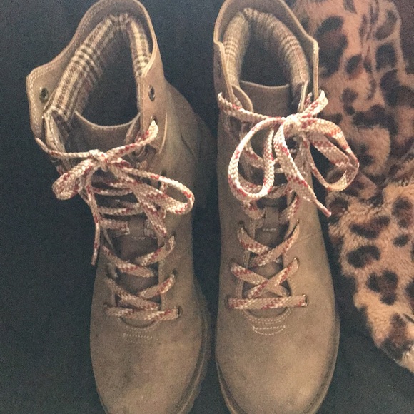 Tan suede lace up boots - Picture 2 of 2